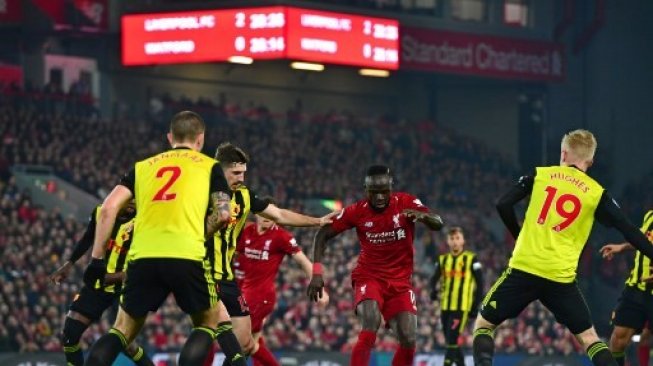 Aksi Sadio Mane saat melawan Watford di Anfield Stadium, Kamis (28/2/2019). (ANTHONY DEVLIN / AFP)