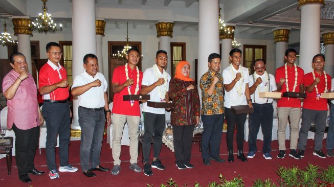 Gubernur Jawa Timur Khofifah Indar Parawansa menjamu sejumlah pemain dan ofisial timnas Indonesia U-22, Jumat (1/3/2019), di Gedung Negara Grahadi Surabaya. [Suara.com/Dimas Angga]