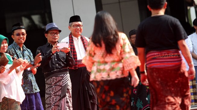 Sejumlah karyawan Kementerian Ketenagakerjaan (Kemnaker) berbusana sarung dalam acara Hari Sarung Nasional bertajuk "Sarung is My New Denim" di halaman kantor Kementerian Ketenagakerjaan, Jakarta, Jumat (1/3). [Suara.com/Arief Hermawan P]