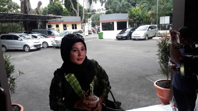 Istri Sandy Tumiwa, Vivie Paris, di Polsek Metro Menteng, Jakarta Puaat pada Sabtu (2/3/2019). [Sumarni/Suara.com]