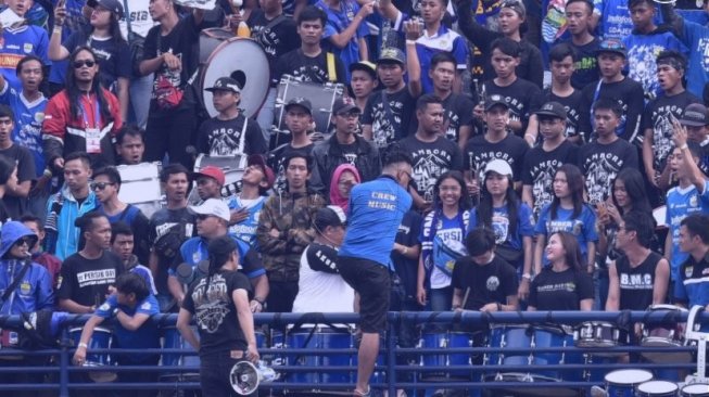 Para suporter Persib, Bobotoh memenuhi Stadion Si Jalak Harupat, Bandung pada pembukaan Piala Presiden 2019, sebelum laga matchday 1 Grup 1 antara Persib kontra Tira-Persikabo, Sabtu (2/3/32019) sore. [laman resmi Persib]