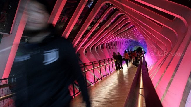 Suasana di Jembatan Penyeberangan Orang (JPO) Gelora Bung Karno (GBK) di Jalan Jendral Sudirman, Jakarta, Jumat (1/3). [Suara.com/Arief Hermawan P]