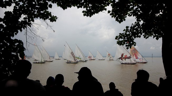 Lomba balap perahu layar tradisional bertajuk "Surabaya Fisherman Sailing Competition (SFSC) 2019" di Pantai Kenjeran, Surabaya, Jawa Timur, Sabtu (2/3). [ANTARA FOTO/Moch Asim]