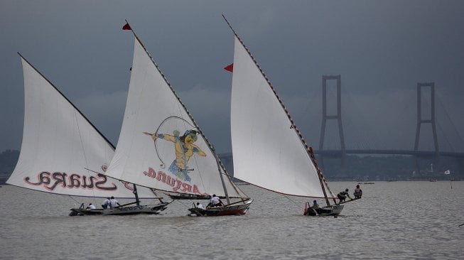 Lomba balap perahu layar tradisional bertajuk "Surabaya Fisherman Sailing Competition (SFSC) 2019" di Pantai Kenjeran, Surabaya, Jawa Timur, Sabtu (2/3). [ANTARA FOTO/Moch Asim]