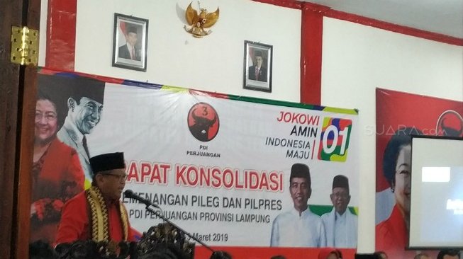 Sekjen PDI Perjuangan (PDIP) Hasto Kristiyanto dalam Rapat Konsolidasi Pemenang Pileg dan Pilpres 2019 di Lampung, Jumat (1/3/2019) malam. [Suara.com/Muhammad Yasir]