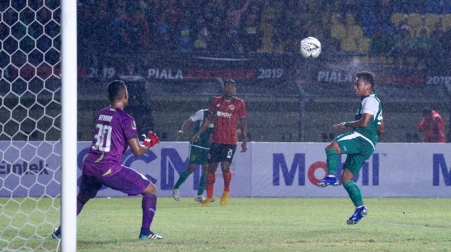 Suasana laga Perseru Serui vs Persebaya di Stadion Si Jalak Harupat, Bandung, pada matchday 1 Grup A Piala Presiden 2019, Sabtu (2/3/2019) malam WIB. [laman resmi Persebaya]