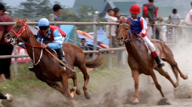 Para joki mamacu kuda pada lomba pacuan kuda tradisional memperingati hari jadi ke 442 Kota Takengon di lapangan HM Hasan Gayo, Blang Bebangka, Aceh Tengah, Aceh, Sabtu (2/3). ANTARA FOTO/Irwansyah Putra