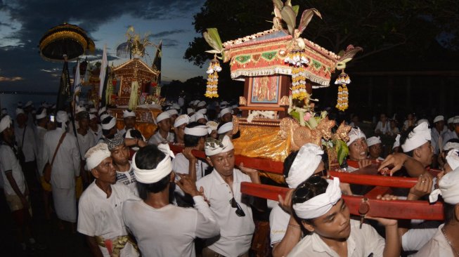 Umat Hindu membawa benda-benda sakral saat melaksanakan ritual Melasti rangkaian pelaksanaan Karya Agung Panca Wali Krama di Pantai Watu Klotok, Klungkung, Bali, Sabtu (2/3). [ANTARA FOTO/Fikri Yusuf]