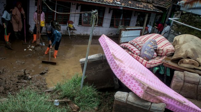 Warga bersama relawan membersihkan lumpur akibat banjir bandang aliran sungai Cisangkuy di Pangalengan, Kabupaten Bandung, Jawa Barat, Sabtu (2/3). ANTARA FOTO/Novrian Arbi