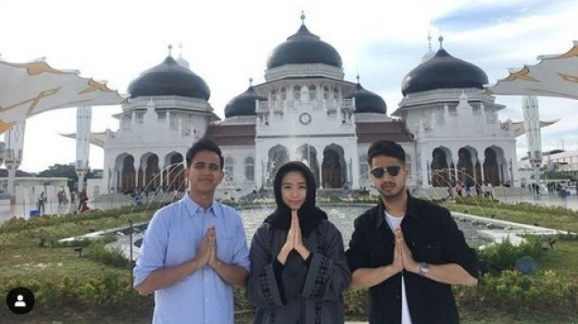 Traveling ke Aceh, Andovi da Lopez menyempatkan diri untuk mampir ke Masjid Raya Baiturrahman Aceh. (instagram/@andovidalopez)