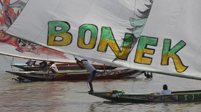 Lomba balap perahu layar tradisional bertajuk "Surabaya Fisherman Sailing Competition (SFSC) 2019" di Pantai Kenjeran, Surabaya, Jawa Timur, Sabtu (2/3). [ANTARA FOTO/Moch Asim]