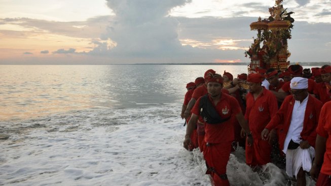 Umat Hindu membawa benda-benda sakral saat melaksanakan ritual Melasti rangkaian pelaksanaan Karya Agung Panca Wali Krama di Pantai Watu Klotok, Klungkung, Bali, Sabtu (2/3). [ANTARA FOTO/Fikri Yusuf]