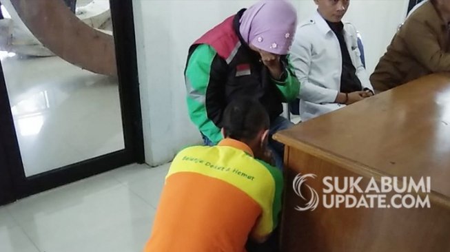 Anak Punk yang Diduga Menistakan Agama Nangis di Kaki Ibunya