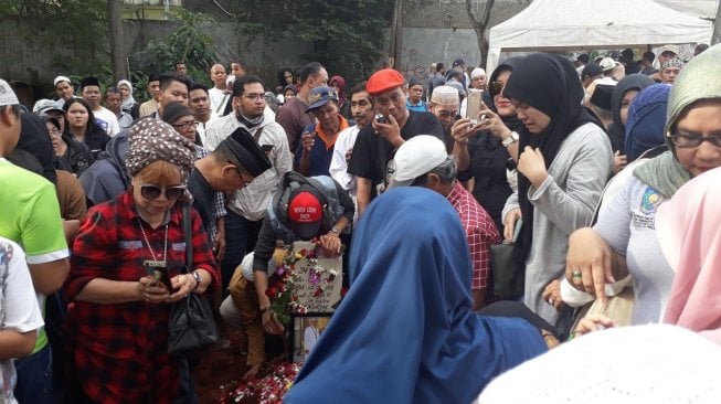 Proses pemakaman jenazah komedian Nur Tompel di TPU Menteng Pulo, Jakarta Selatan, Sabtu (2/3/2019). [Wahyu Tri Laksono/Suara.com]