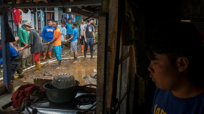 Warga bersama relawan membersihkan lumpur akibat banjir bandang aliran sungai Cisangkuy di Pangalengan, Kabupaten Bandung, Jawa Barat, Sabtu (2/3). ANTARA FOTO/Novrian Arbi