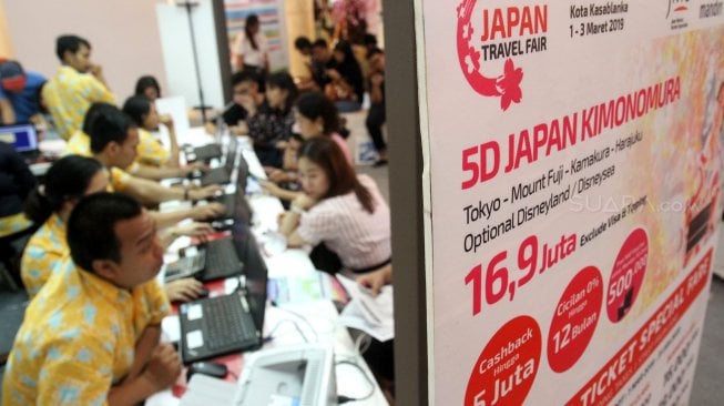 Calon konsumen mencari informasi pemesanan tiket di salah satu stan pada Japan Travel Fair di Mall Kota Kasablanka, Sabtu (2/3). [Suara.com/Arief Hermawan P]