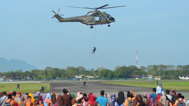 Latihan evakuasi penyelamatan korban pertempuran di pangkalan Lanud Iskandar Muda, Blang Bintang, Aceh Besar, Sabtu (2/3). [ANTARA FOTO/Ampelsa]