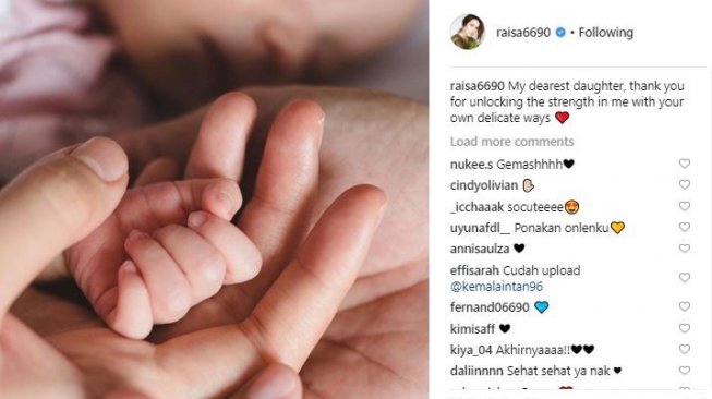 Raisa memperlihatkan wajah sang bayi di Instagram pribadinya. [instagram/raisa6690]