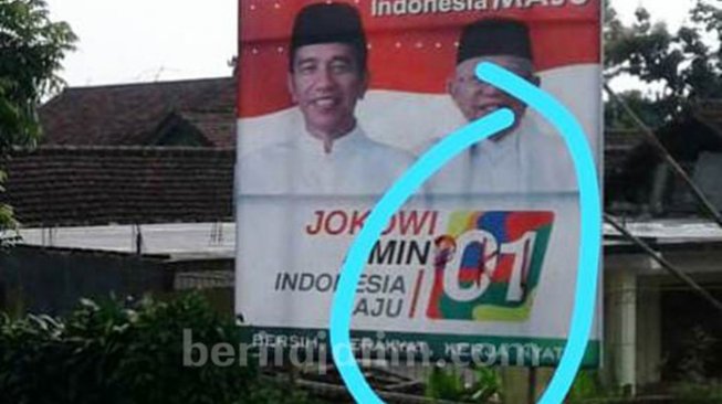 Baliho Jokowi - Ma'ruf Amin Dirusak dan Ditulisi PKI