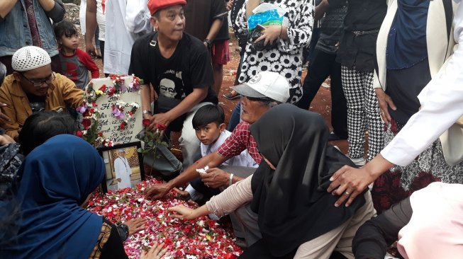 Proses pemakaman jenazah komedian Nur Tompel di TPU Menteng Pulo, Jakarta Selatan, Sabtu (2/3/2019). [Wahyu Tri Laksono/Suara.com]