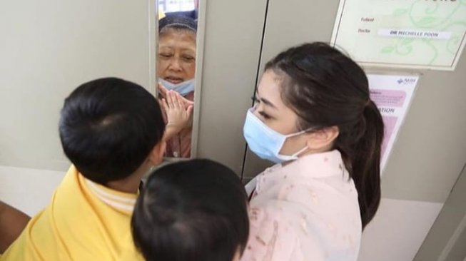 Momen mengharukan SBY merawat dan mendampingi Ani Yudhoyono di rumah sakit Singapura. (Instagram)
