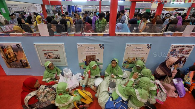 Pengunjung mencari buku di Islamic Book Fair 2019 di JCC, Jakarta, Minggu (3/3). [Suara.com/Muhaimin A Untung]