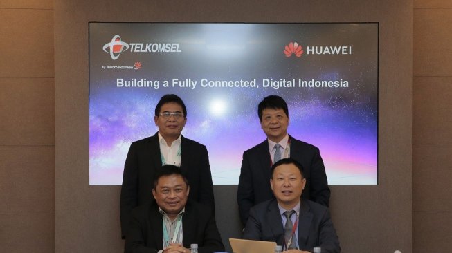 Direktur Utama Telkomsel Ririek Adriansyah (kiri), CEO PT Telkom Group Alex J. Sinaga (kanan) dan CEO ASEAN Service Provider Business Cisco Dharmesh Malhotra (tengah) saat penandatangan kerjasama Telkomsel dengan Cisco dan Huawei dalam pematangan kesiapan 5G di Indonesia, dalam ajang MWC 2019. [Telkomsel]
