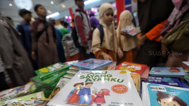 Pengunjung mencari buku di Islamic Book Fair 2019 di JCC, Jakarta, Minggu (3/3). [Suara.com/Muhaimin A Untung]