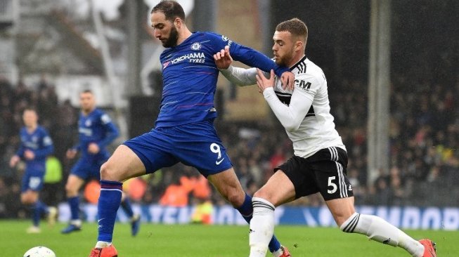 Striker Chelsea Gonzalo Higuain (kiri) ditempel ketat oleh bek Fulham Calum Chambers (kanan) saat laga Liga Inggris di Craven Cottage. Glyn KIRK / AFP