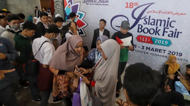 Pengunjung mencari buku di Islamic Book Fair 2019 di JCC, Jakarta, Minggu (3/3). [Suara.com/Muhaimin A Untung]