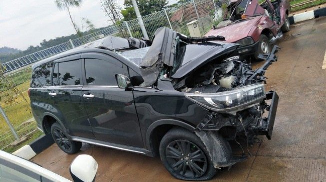 Kondisi mobil yang ditumpangi Bupati Demak, Muh Natsir usai kecelakaan di jalur tol Batang, Minggu (3/3/2019) dini hari. (Foto: Istimewa/Adam Iyasa)