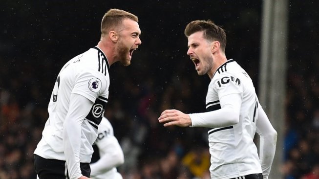 Bek Fulham Calum Chambers (kiri) merayakan golnya ke gawang Chelsea dalam lanjutan Liga Inggris di Craven Cottage, London. Glyn KIRK / AFP
