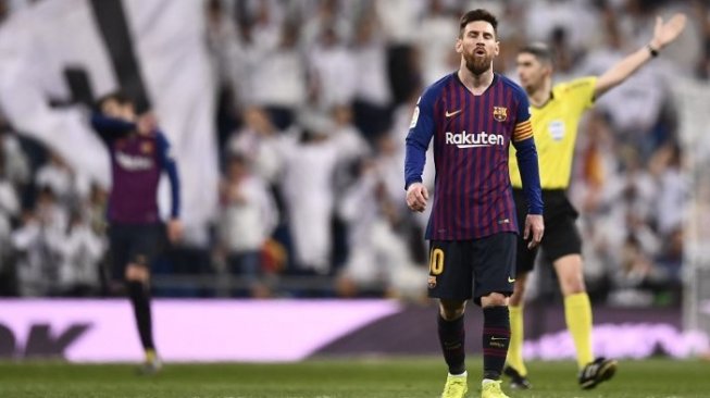 Reaksi kapten Barcelona Lionel Messi saat memghadapi Real Madrid dalam laga Liga Spanyol di Santiago Bernabeu. OSCAR DEL POZO / AFP