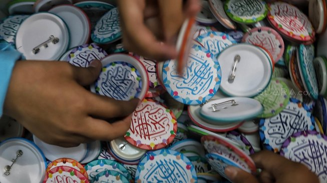 Pengunjung mencari buku di Islamic Book Fair 2019 di JCC, Jakarta, Minggu (3/3). [Suara.com/Muhaimin A Untung]