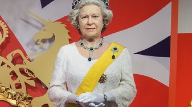 Alasan di balik tangan Ratu Elizabeth II yang berwarna ungu. (Shutterstock)