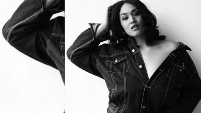 Perempuan Polinesia Bertubuh Plus Jadi Model Pakaian Renang