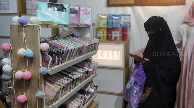 Pengunjung mencari buku di Islamic Book Fair 2019 di JCC, Jakarta, Minggu (3/3). [Suara.com/Muhaimin A Untung]