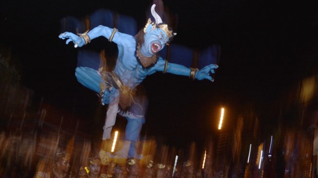 Sejumlah pemuda mengarak Ogoh-Ogoh atau boneka raksasa yang melambangkan sifat buruk saat Festival Ogoh-Ogoh di Semarapura, Klungkung, Bali, Minggu (3/3). ANTARA FOTO/Fikri Yusuf