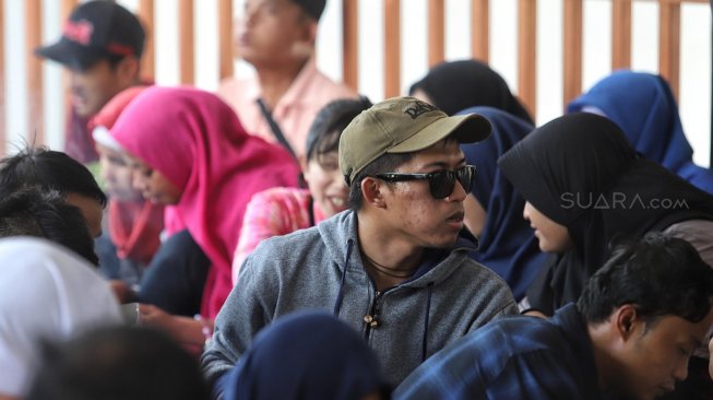 Sejumlah orang yang tergabung dalam Himpunan Disabilitas Netra Indonesia melakukan aksi damai di Kementerian Sosial, Jakarta, Senin (4/3). [Suara.com/Muhaimin A Untung]