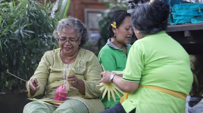 Umat Hindu bersama-sama membuat sajen (Ngayah) di Pura Aditya Jaya, Jakarta, Senin (4/3). [Suara.com/Muhaimin A Untung]