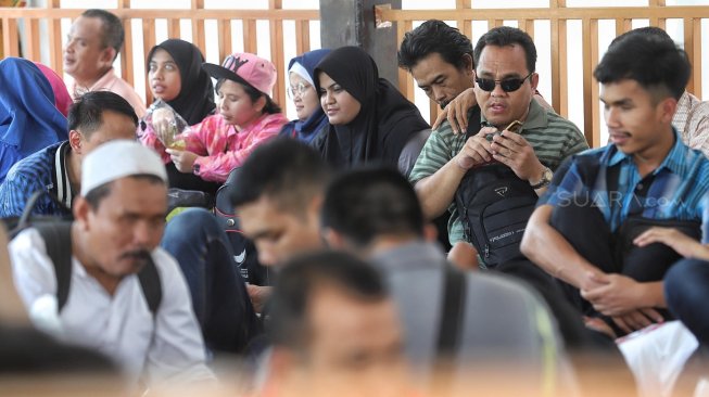 Sejumlah orang yang tergabung dalam Himpunan Disabilitas Netra Indonesia melakukan aksi damai di Kementerian Sosial, Jakarta, Senin (4/3). [Suara.com/Muhaimin A Untung]