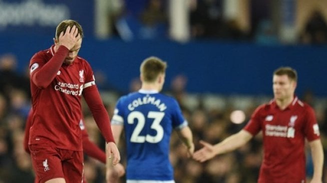 Reaksi pemain Liverpool Jordan Henderson usai pertandingan kontra Everton di Goodison Park, Minggu (3/3/2019) [AFP]