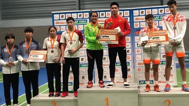 Pasangan ganda campuran Indonesia, Daniel Marthin/Nita Violina Marwah, berdiri di podium utama Dutch Junior International 2019, Minggu (3/3). [Humas PBSI]