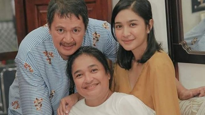 Mikha Tambayong bersama ayah dan ibunya. (Instagram)