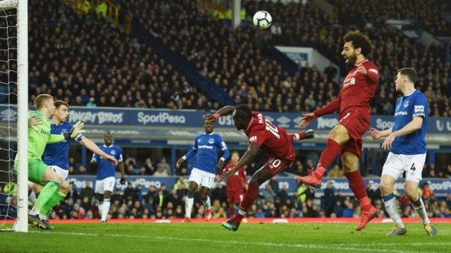 Striker Liverpool Sadio Mane (tengah) dan rekan setimnya Mohamed Salah mencoba melakukan serangan ke gawang Everton namun gagal dalam laga Liga Inggris di Goodison Park. Oli SCARFF / AFP