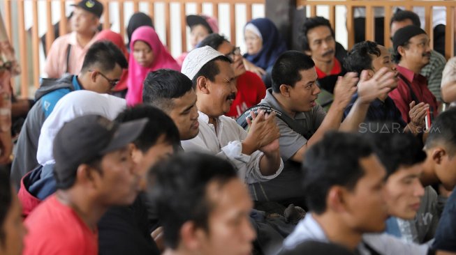 Sejumlah orang yang tergabung dalam Himpunan Disabilitas Netra Indonesia melakukan aksi damai di Kementerian Sosial, Jakarta, Senin (4/3). [Suara.com/Muhaimin A Untung]