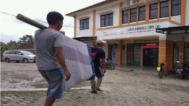 Kakek ditandu pakai sarung di Banten. (Bantenhits)