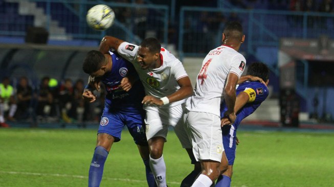 Pesepak bola Arema FC Arthur Chunha (kiri) berebut bola dengan pesepak bola Barito Putra Andri Ibo (kedua kiri) dalam turnamen pra musim Piala Presiden Grup E di Stadion Kanjuruhan, Malang, Jawa Timur, Senin (4/3/2019). Arema FC menang dengan skor akhir 3-2. ANTARA FOTO/Ari Bowo Sucipto