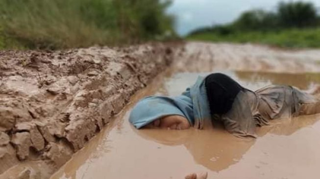 Lagi, Jalan Jelek Dijadikan Objek Fotografi Untuk Sindir Pemerintah