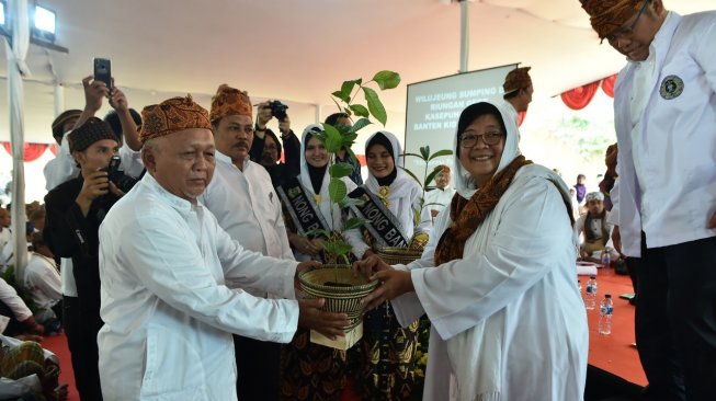 Menteri Lingkungan Hidup dan Kehutanan (LHK), Siti Nurbaya, dalam "Riungan Gede Kasepuhan Adat Banten Kidul (SABAKI) ke-11", di Kasepuhan Citorek, Kecamatan Cibeber, Kabupaten Lebak, Provinsi Banten, Minggu (3/3/2019). (Dok: KLHK)